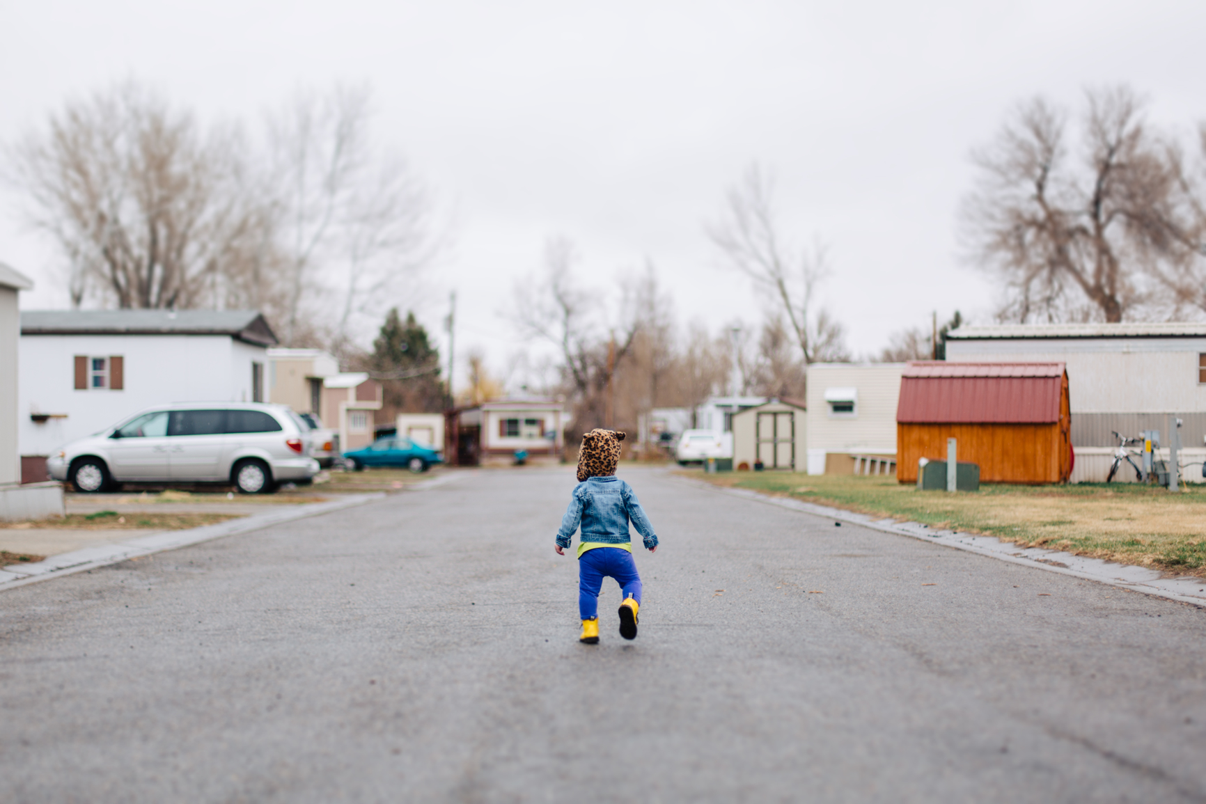 child walking through a manufactured homes neighborhood