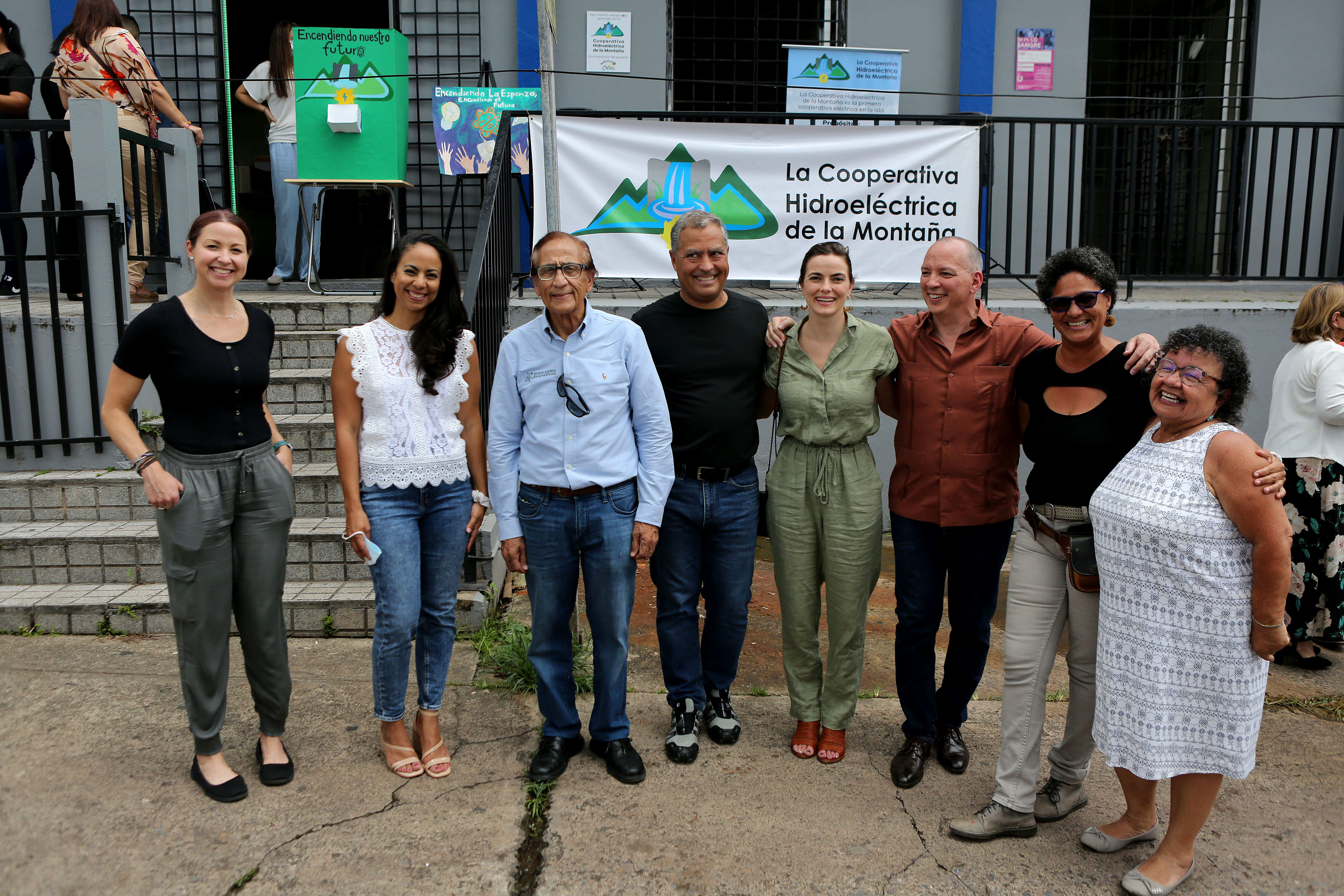 A group photo from the inauguration of the microgrid in Castañer