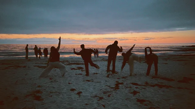 Silhouettes of Slisptreamers in front of a sunset